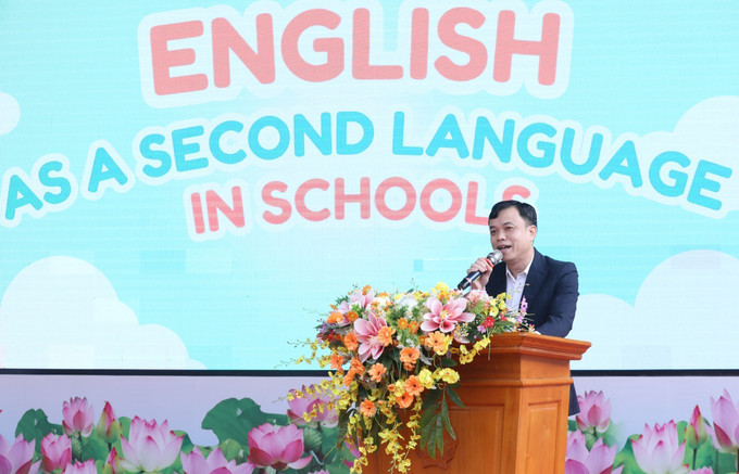 Hiệu trưởng Trường THPT chuyên Chu Văn An Mông Thanh Thủy phát biểu phát động điểm “Đưa tiếng Anh trở thành ngôn ngữ thứ hai trong trường học”. tieng-anh-1.jpg
